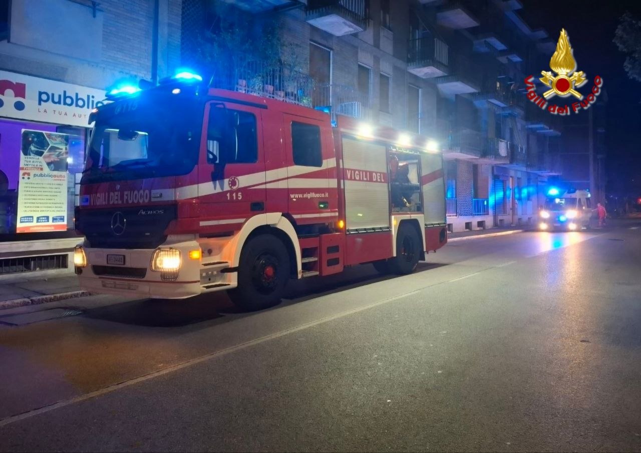 Pentolino dimenticato sul fornello, in fiamme in un appartamento: evacuati due adulti e quattro bambini