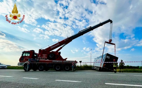 Autoarticolato fuori strada sulla SS11 a Trecate, mezzo in bilico sulla carreggiata