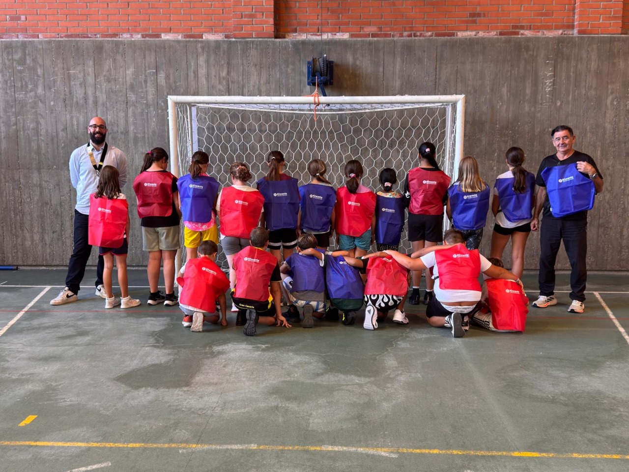 Pettorine sportive per la scuola di Carpignano: il dono del Kiwanis Club Ghemme e Bassa Valsesia