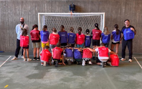 Pettorine sportive per la scuola di Carpignano: il dono del Kiwanis Club Ghemme e Bassa Valsesia