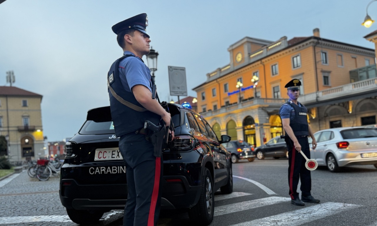 Novara, ubriaco molesta i passanti con una bottiglia di vetro: 36enne denunciato