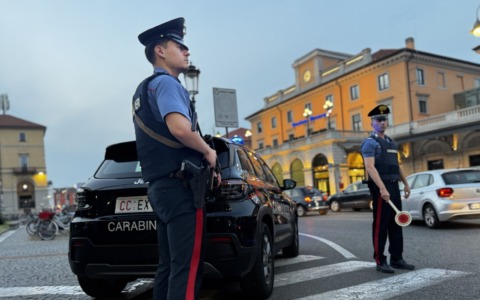 Novara, ubriaco molesta i passanti con una bottiglia di vetro: 36enne denunciato