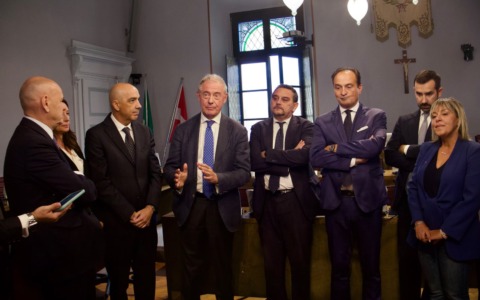 Silicon Box, il ministro Urso a Novara: «Entro fine mese la delibera di Invitalia per assegnare il finanziamento»