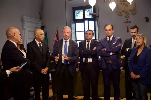Silicon Box, il ministro Urso a Novara: «Entro fine mese la delibera di Invitalia per assegnare il finanziamento»