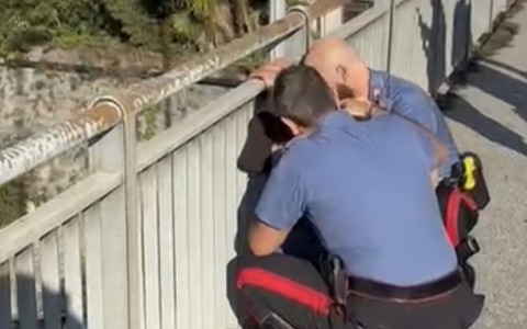 Tenta di buttarsi dal ponte: salvato in extremis dai carabinieri