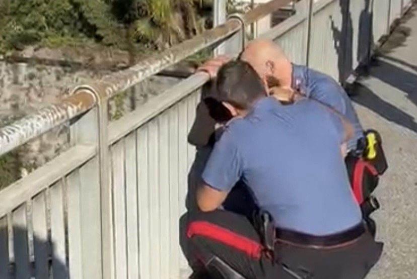 Tenta di buttarsi dal ponte: salvato in extremis dai carabinieri