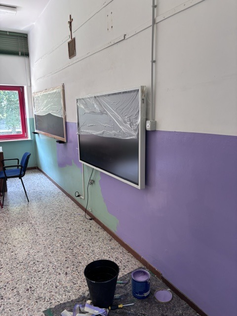 Novara, insegnanti e genitori imbiancano la scuola Bottacchi: rinnovate otto aule