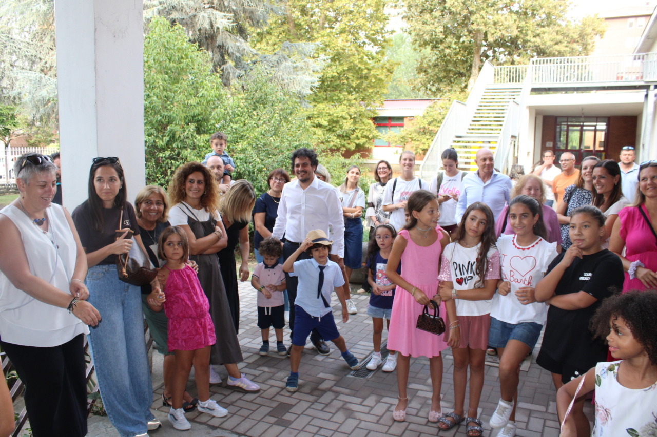 Novara, genitori e insegnanti imbiancano la scuola Bottacchi