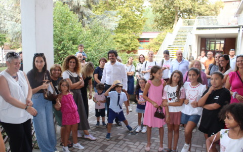 Novara, genitori e insegnanti imbiancano la scuola Bottacchi