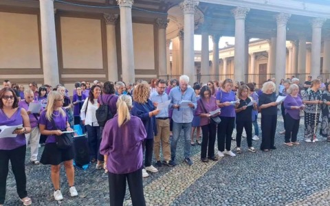Novara, in piazza Duomo il flash mob contro femminicidi e violenza sulle donne