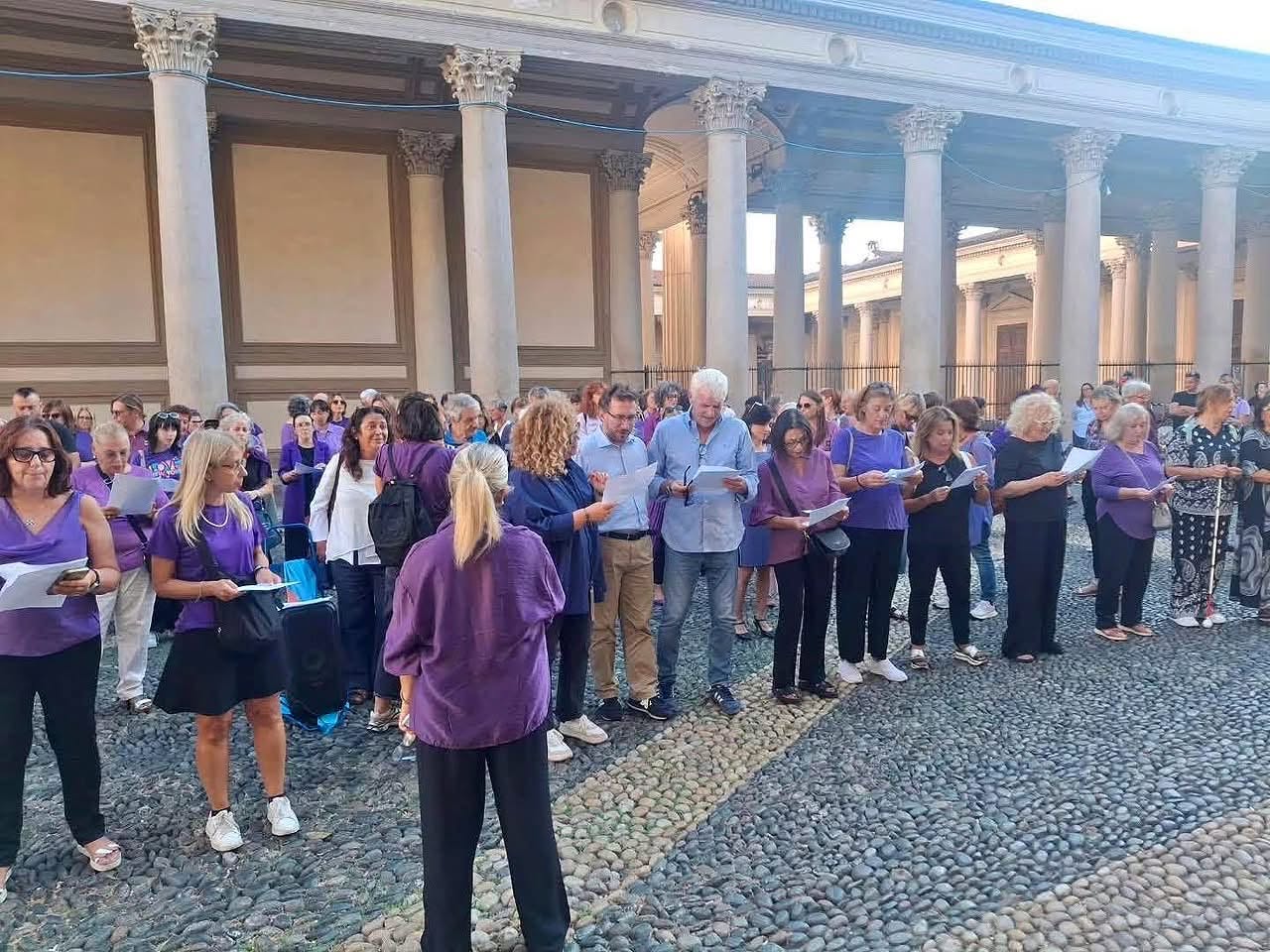 Novara, in piazza Duomo il flash mob contro femminicidi e violenza sulle donne