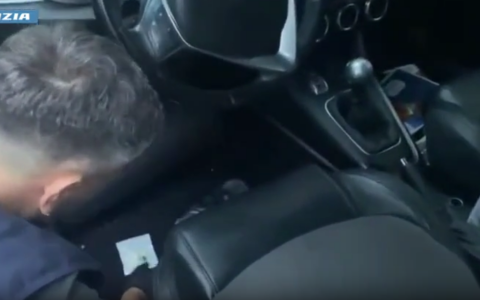 Cocaina e hashish in auto pronta per la vendita, 35enne in manette