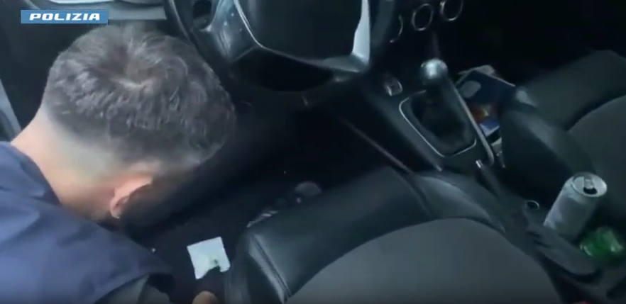 Cocaina e hashish in auto pronta per la vendita, 35enne in manette