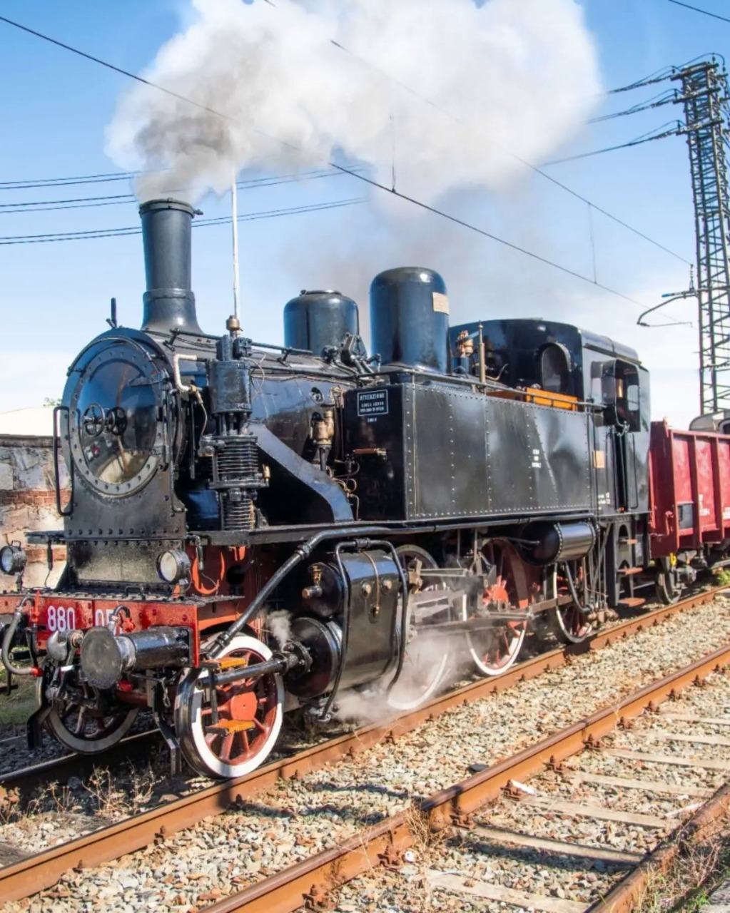La Novara-Varallo ha celebrato i 140 anni: inaugurato il busto del “ferroviere santo”