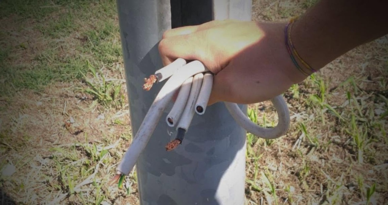Trecate: rubano i componenti di un lampione, via Novara resta al buio