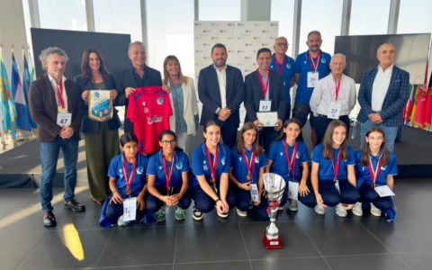 Le campionesse d’Italia U13 dell’Hockey Novara conquistano anche il grattacielo della Regione