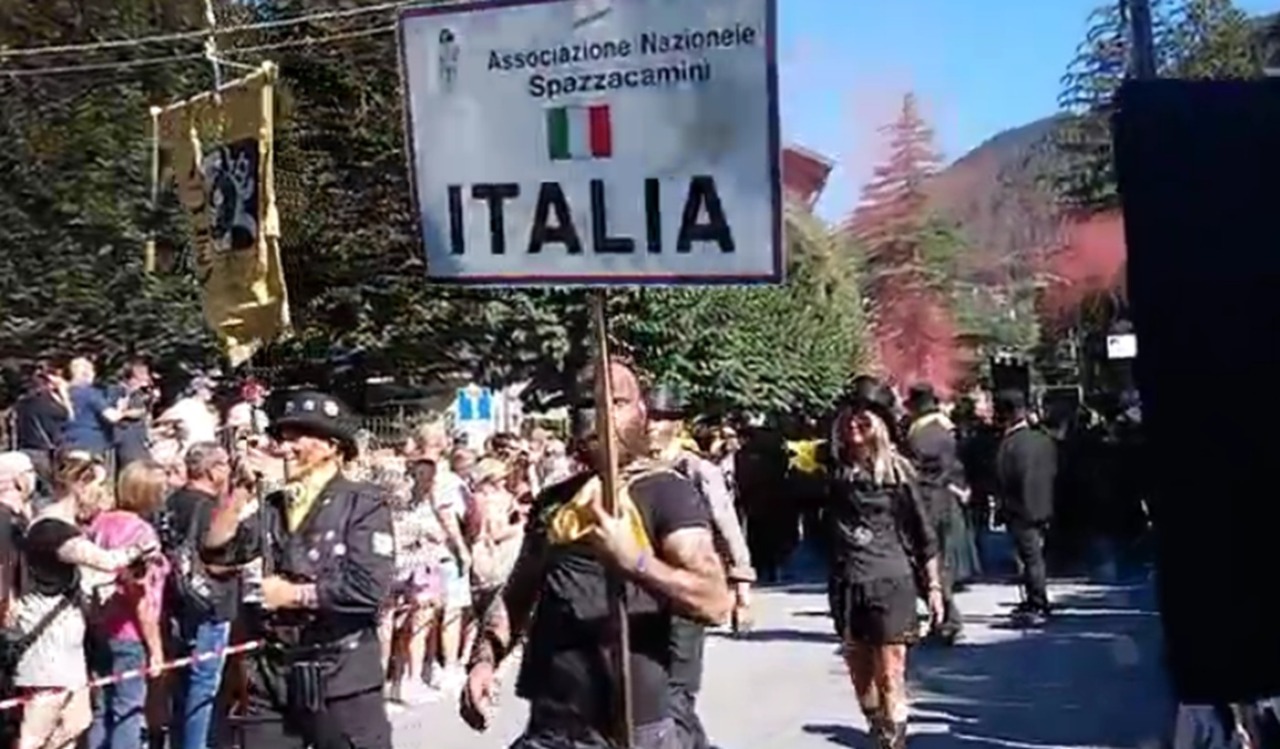 Santa Maria Maggiore, la grande sfilata degli spazzacamini: in corteo delegazioni da tutto il mondo