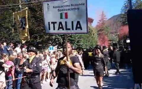 Santa Maria Maggiore, la grande sfilata degli spazzacamini: in corteo delegazioni da tutto il mondo