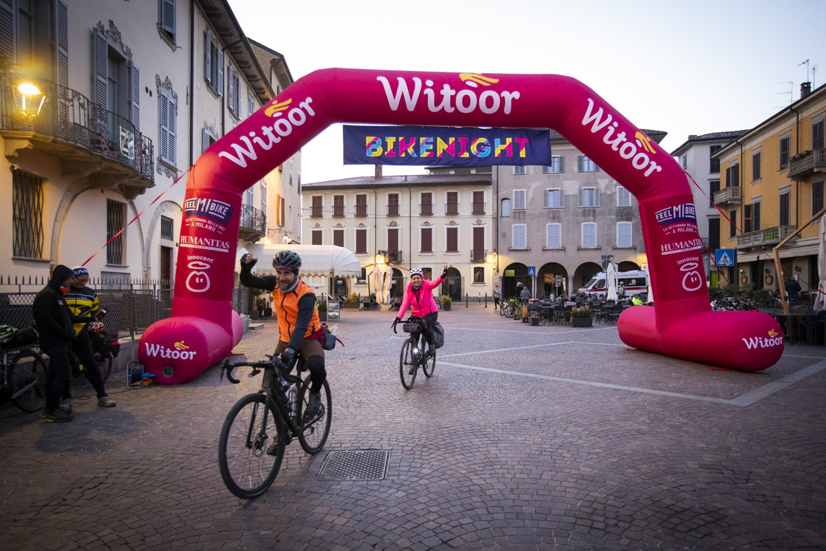 Arona, 620 ciclisti in viaggio da Milano di notte con Bike Night