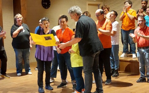 Il “Coro Sbilenco” riempie di musica il Salone neogotico di Galliate