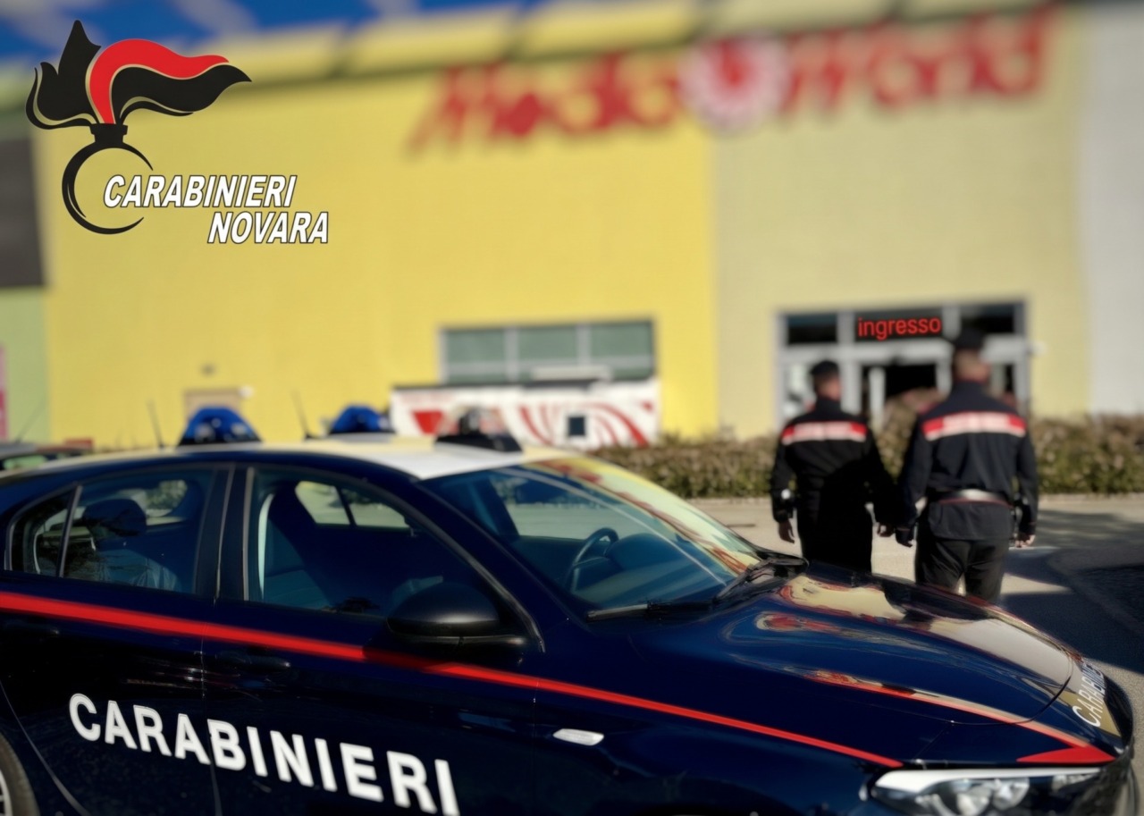 Castelletto Ticino, tenta il furto al MediaWorld e spintona la vigilanza: arrestato
