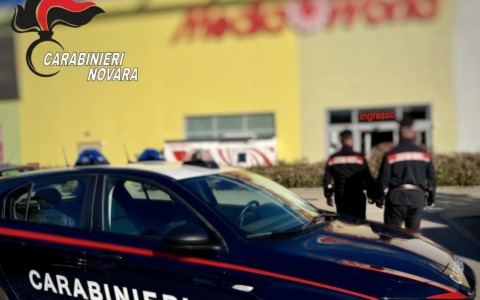 Castelletto Ticino, tenta il furto al MediaWorld e spintona la vigilanza: arrestato
