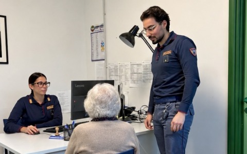 Truffa del finto incidente alla figlia, centenaria riconosce la voce falsa e chiama la Polizia