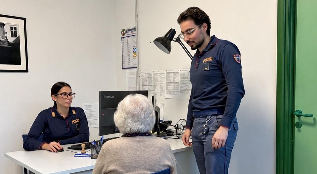Truffa del finto incidente alla figlia, centenaria riconosce la voce falsa e chiama la Polizia