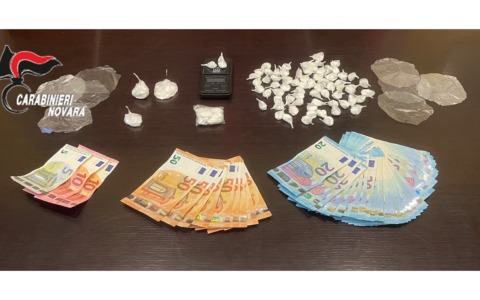 Galliate, 84 dosi di cocaina pronte per lo spaccio: sequestrati anche 1.525 euro