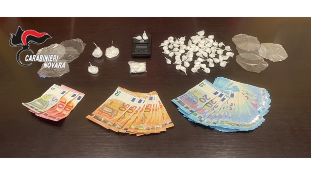 Galliate, 84 dosi di cocaina pronte per lo spaccio: sequestrati anche 1.525 euro