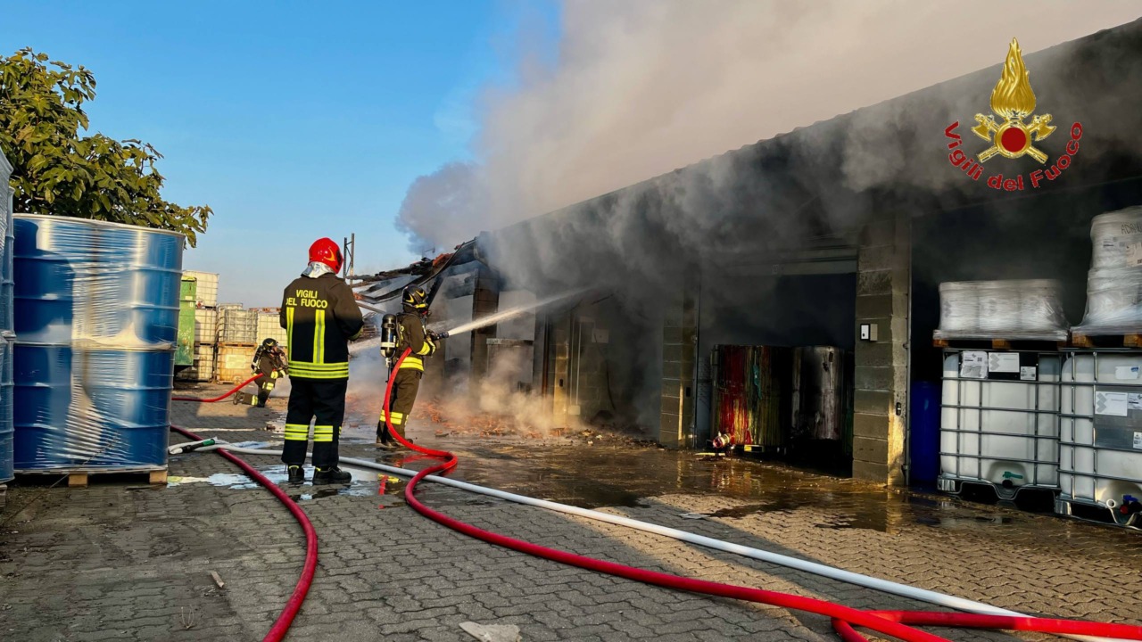 Incendio a Tornaco, fiamme nella zona di stoccaggio rifiuti di un’azienda