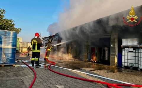 Incendio a Tornaco, fiamme nella zona di stoccaggio rifiuti di un’azienda