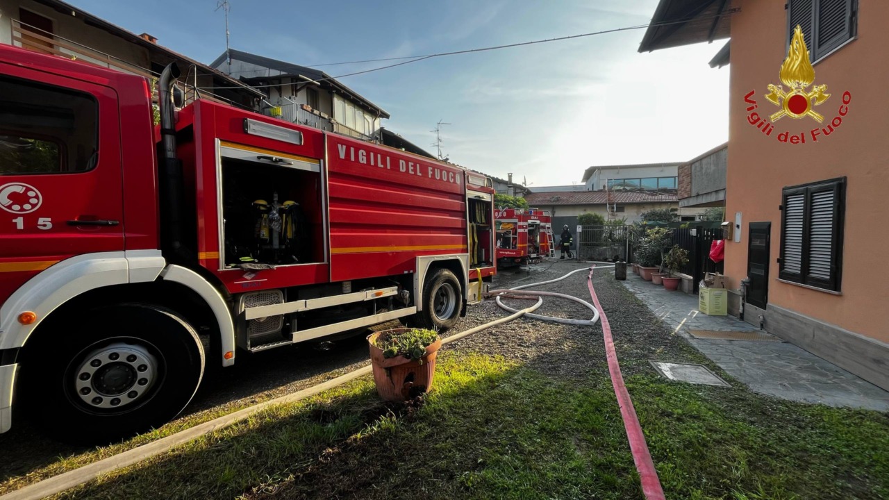 Oleggio, camper in fiamme sotto una tettoia