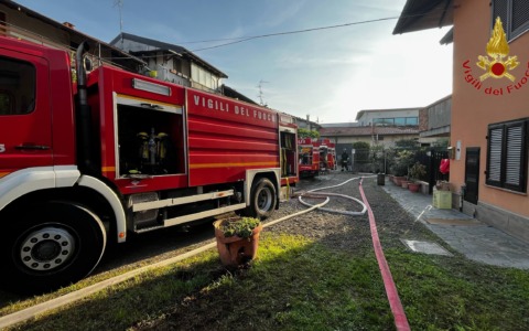 Oleggio, camper in fiamme sotto una tettoia