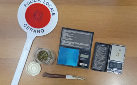 Cerano, droga e bilancini in casa: denunciato un giovane