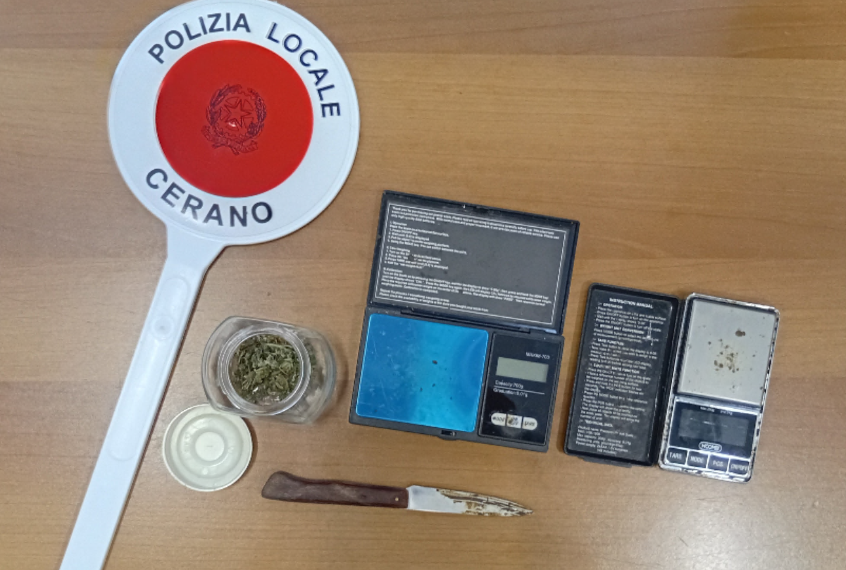 Cerano, droga e bilancini in casa: denunciato un giovane