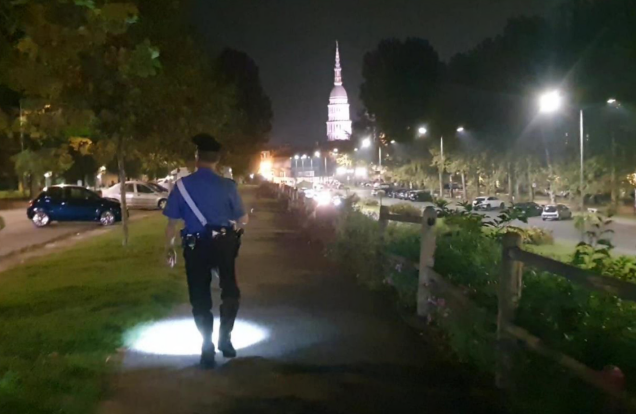 Novara, ventenne ferito sull’Allea durante la movida: caccia all’aggressore