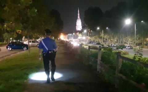 Novara, ventenne ferito sull’Allea durante la movida: caccia all’aggressore