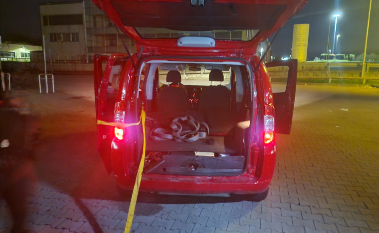 Trecate, tentano di rubare la cassaforte della Lidl e scaricano gli estintori sulle guardie