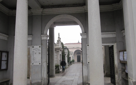 Atti vandalici al cimitero di Galliate, danneggiate tombe e sepolture