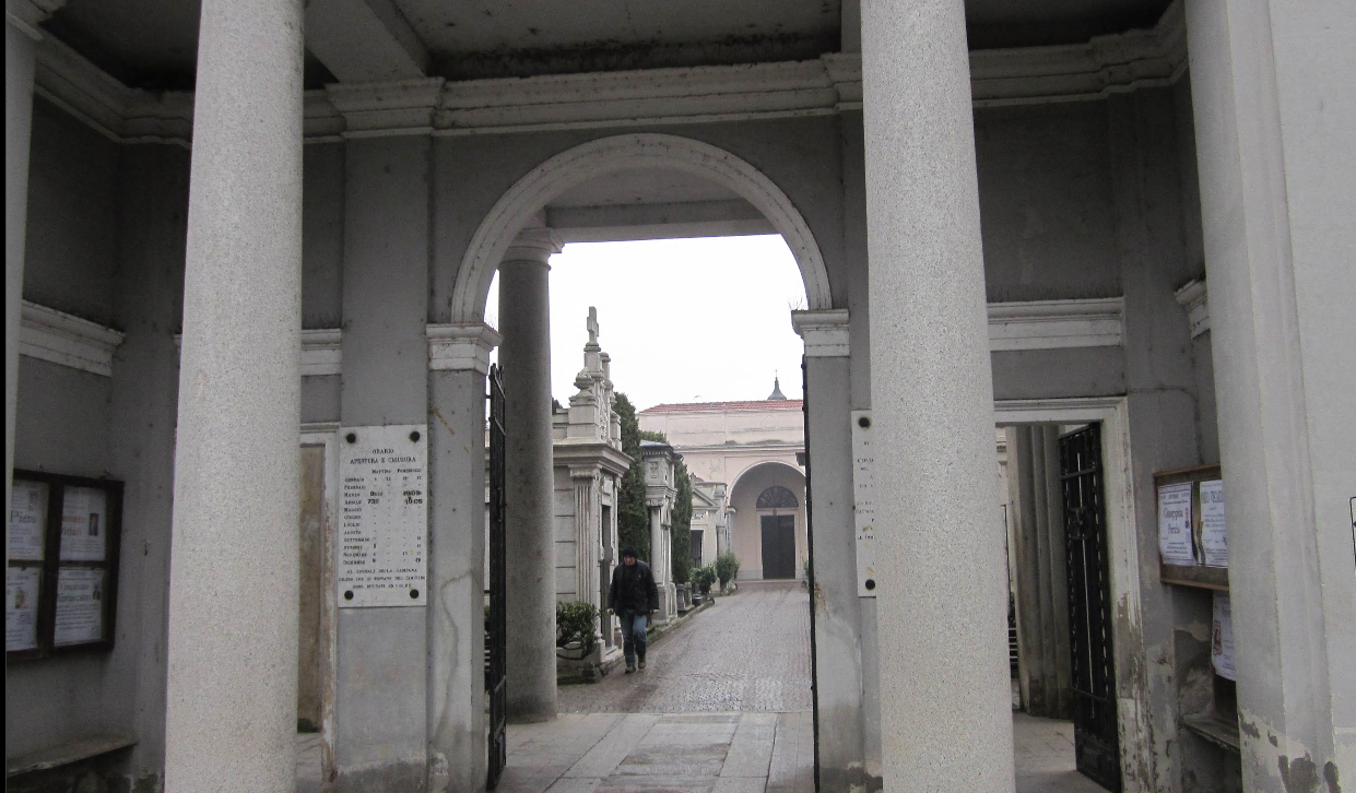 Atti vandalici al cimitero di Galliate, danneggiate tombe e sepolture