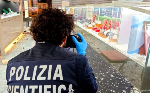 Novara, furto nella notte al San Martino2: ladri in fuga dopo uno sparo della polizia