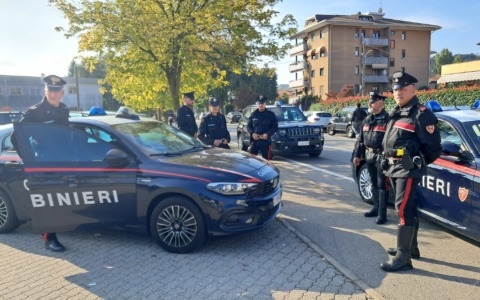 Borgomanero, protesta all’Itis Da Vinci: rifiuti rovesciati davanti alla scuola e un principio di incendio
