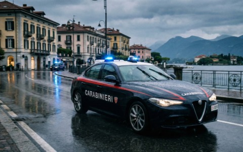 Gravellona Toce, aggredita dal compagno si cala dal balcone per salvarsi: arrestato un 41enne