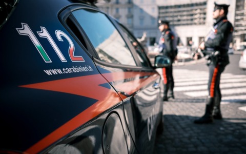 Omegna, scappa dal marito violento e si rifugia nel cimitero: le aveva rotto gli occhiali e nascosto le scarpe