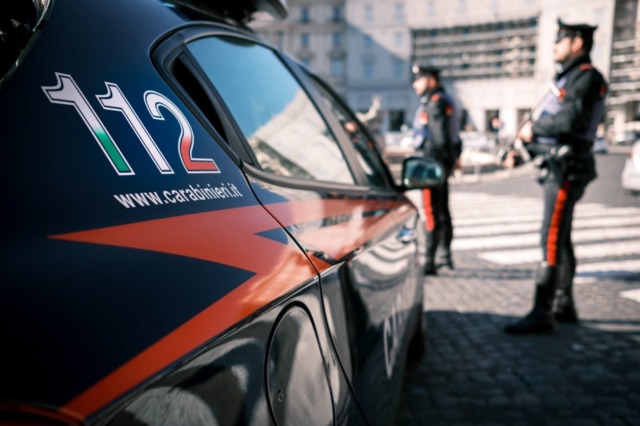 Omegna, scappa dal marito violento e si rifugia nel cimitero: le aveva rotto gli occhiali e nascosto le scarpe