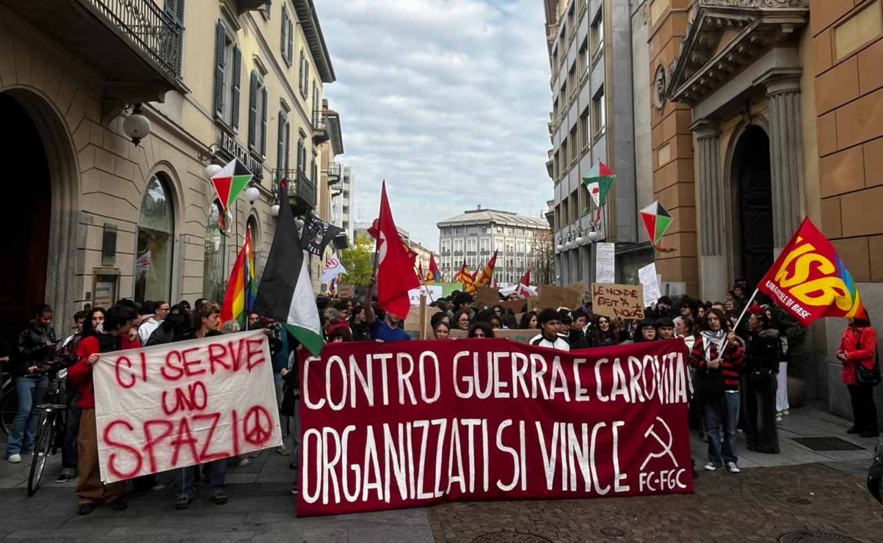 Novara, oltre 500 in piazza contro il riarmo e il carovita