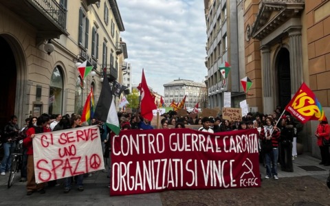 Novara, oltre 500 in piazza contro il riarmo e il carovita