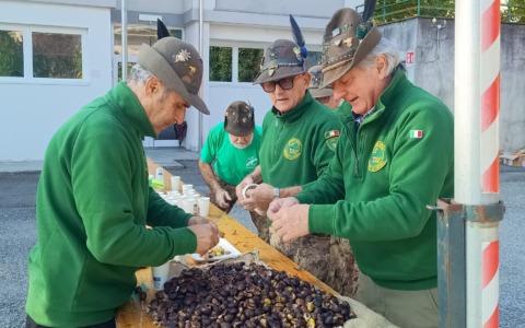 Castagnata con gli Alpini per i bimbi delle scuole di via Piave ad Arona
