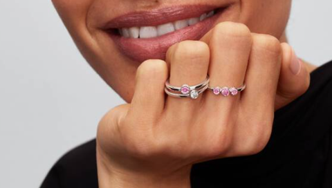 Oltre il diamante: le alternative di Pandora all’anello solitario classico per una proposta di matrimonio originale